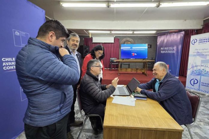 Seremi de Educación junto al Colegio de Profesores entrega detalles del proceso de pago de la Deuda Histórica Seremi de Educación junto al Colegio de Profesores entrega detalles del proceso de pago de la Deuda Histórica