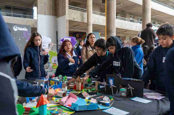 “Universo Hexa” Teletón y Fundación Mustakis presentan creativo juego que fomenta la inclusión en los colegios del país (1) “Universo Hexa”: Teletón y Fundación Mustakis presentan creativo juego que fomenta la inclusión en los colegios del país