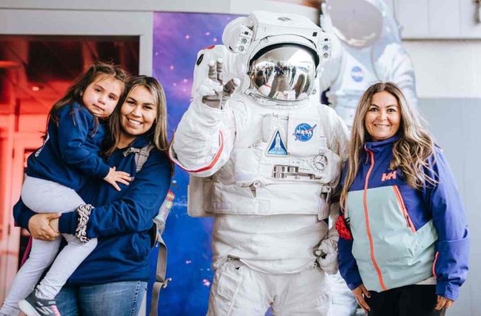 “Viajar a la NASA fue el premio Nobel a mi trabajo como educadora de párvulos” “Viajar a la NASA fue el premio Nobel a mi trabajo como educadora de párvulos”