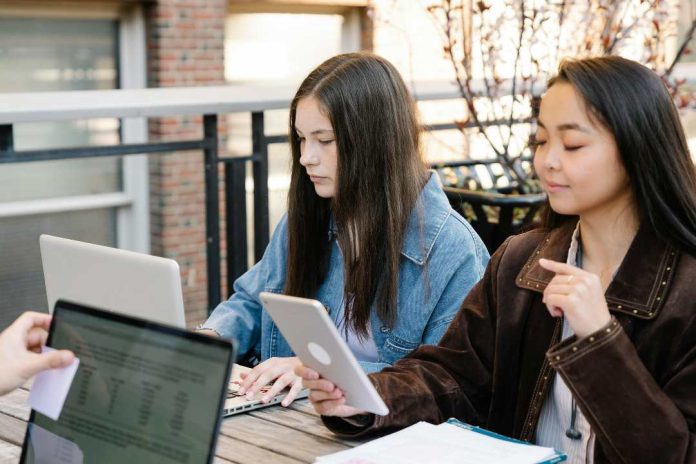 Vínculos tempranos, empleabilidad futura La apuesta por un capital humano conectado con el mercado Vínculos tempranos, empleabilidad futura La apuesta por un capital humano conectado con el mercado