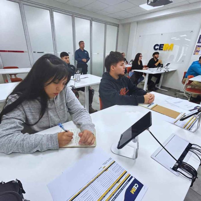 Curso de Operación de Camión de Alto Tonelaje CEIM CEIM inicia su primer curso de Operación de Camión de Alto Tonelaje en Iquique