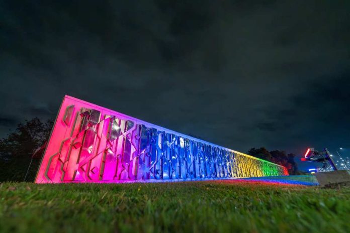 Iluminan icónico Friso Cinético de la artista Matilde Pérez