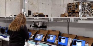 Ministro de Educación y directora nacional de Junaeb supervisan la preparación de computadores para la entrega de Becas TIC 2025