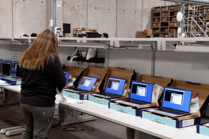 Ministro de Educación y directora nacional de Junaeb supervisan la preparación de computadores para la entrega de Becas TIC 2025 Ministro de Educación y directora nacional de Junaeb supervisan la preparación de computadores para la entrega de Becas TIC 2025