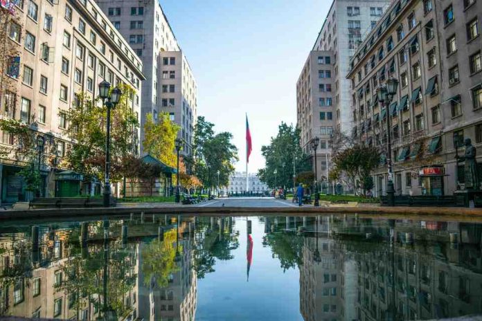 Nuevo pulso de la política chilena: Estudio señala que el centro se mueve a la derecha Nuevo pulso de la política chilena: Estudio señala que el centro se mueve a la derecha