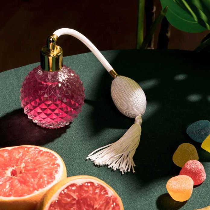 ¿Por qué algunos perfumes huelen diferente en cada persona? ¿Por qué algunos perfumes huelen diferente en cada persona?