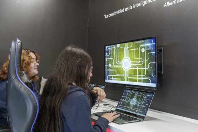 Se inaugura la 1era Hacker House para niñas en La Pintana Se inaugura la 1era Hacker House para niñas en La Pintana