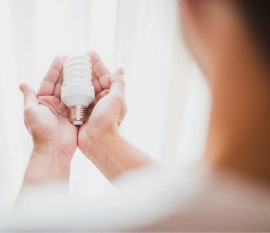¿Sube la cuenta de la luz? Así puedes reducir tu consumo eléctrico con estos cinco simples consejos
