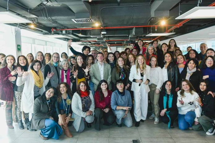CHILENAS SE GRADÚAN DE ESCUELA DE SOSTENIBILIDAD PIONERA EN CHILE Y LATINOAMÉRICA CHILENAS SE GRADÚAN DE ESCUELA DE SOSTENIBILIDAD PIONERA EN CHILE Y LATINOAMÉRICA