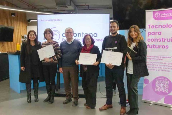 Certificaciones ECAS Defontana Académicos de ECAS y COMEDUC se certifican en herramientas tecnológicas avanzadas
