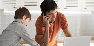 Deje el celular si quiere fortalecer el vínculo con sus hijos: estudio revela que 70% de los padres lo usa frente a ellos y eso provoca ansiedad y reduce el apego