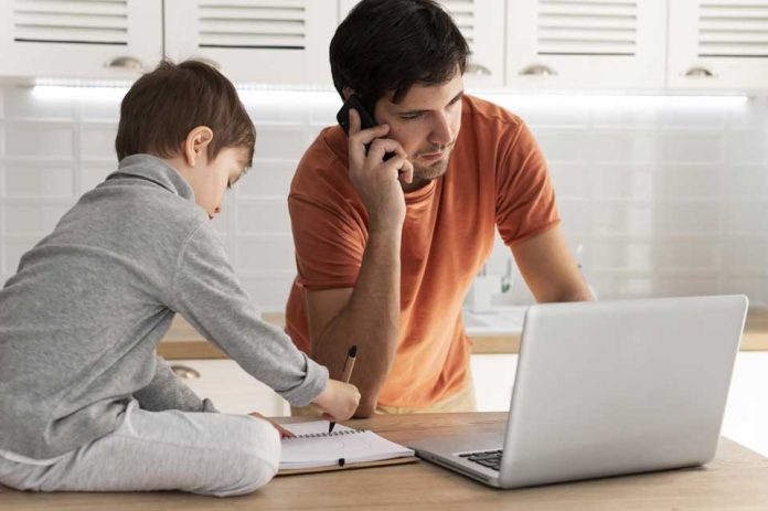 Deje el celular si quiere fortalecer el vínculo con sus hijos: estudio revela que 70% de los padres lo usa frente a ellos y eso provoca ansiedad y reduce el apego Deje el celular si quiere fortalecer el vínculo con sus hijos: estudio revela que 70% de los padres lo usa frente a ellos y eso provoca ansiedad y reduce el apego