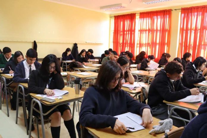 Desde la acumulación de conocimientos hasta medir las competencias Desde la acumulación de conocimientos hasta medir las competencias