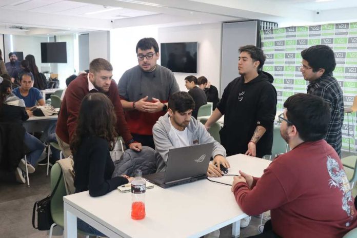 Estudiantes de Informática USM presentan prototipos a empresas para Feria Software 2025 Estudiantes de Informática USM presentan prototipos a empresas para Feria Software 2025