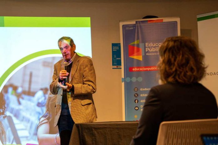 Fundación CMPC y Dirección de Educación Pública firman convenio clave para impulsar la educación en la primera infancia Fundación CMPC y Dirección de Educación Pública firman convenio clave para impulsar la educación en la primera infancia