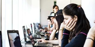 Innovador chat con IA orienta a jóvenes para rendir la PAES y postular a becas, créditos y gratuidad