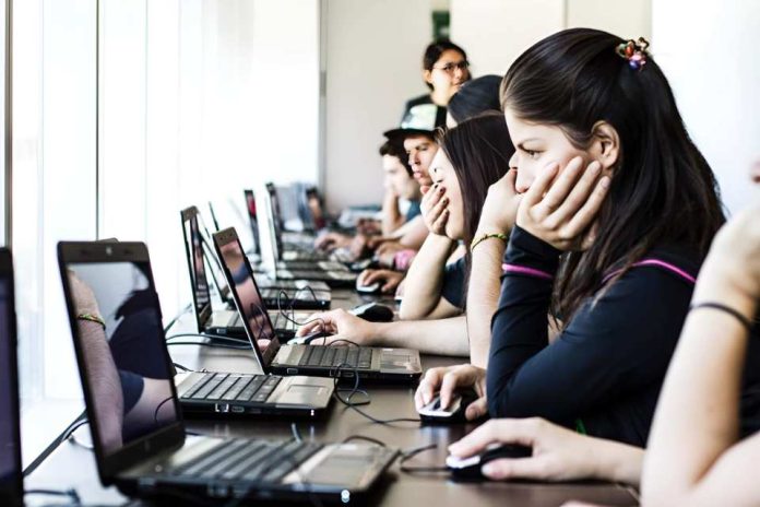 Innovador chat con IA orienta a jóvenes para rendir la PAES y postular a becas, créditos y gratuidad Innovador chat con IA orienta a jóvenes para rendir la PAES y postular a becas, créditos y gratuidad