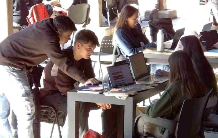 Integrantes de PROVOCA fueron finalistas en Hackathon “Santiago Cero” desarrollando aplicación FluvIA para prevenir aluviones Integrantes de PROVOCA fueron finalistas en Hackathon “Santiago Cero” desarrollando aplicación FluvIA para prevenir aluviones