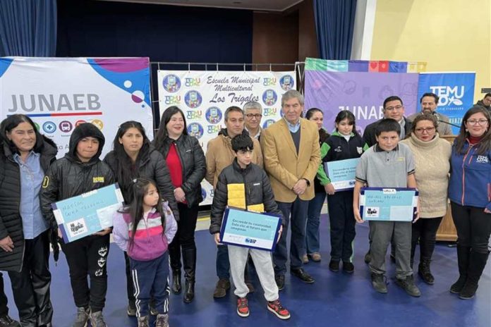 Programa del Ministerio de Educación es implementado por Junaeb: Partió la entrega de computadores del programa Becas TIC