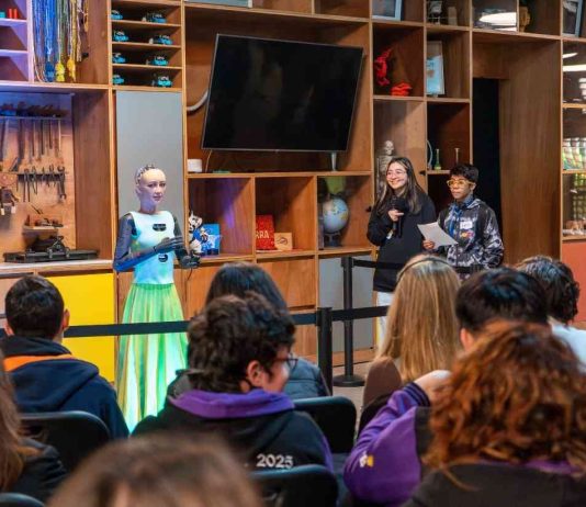 RIA, la robot humanoide empática, protagoniza jornada de innovación junto a Fundación Mustakis y Singularity Chile RIA, la robot humanoide empática, protagoniza jornada de innovación en la Fundación Mustakis