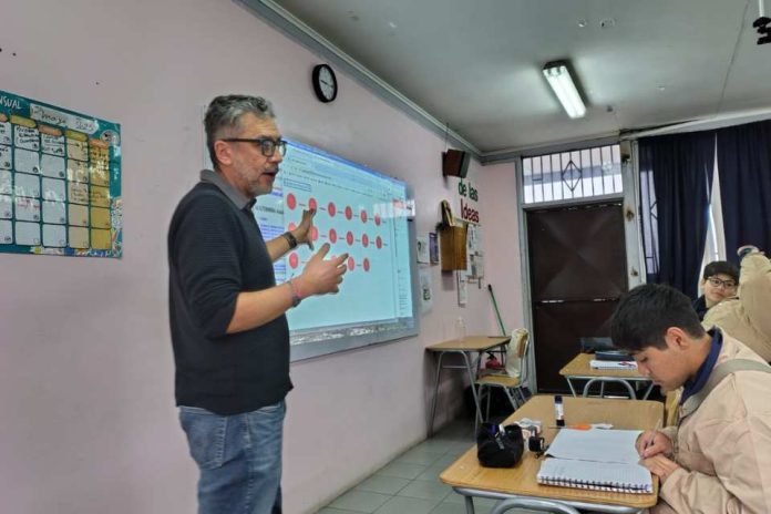 Académico USM lleva las matemáticas a colegios a través del cómic La misteriosa conjetura de Alicia Académico USM lleva las matemáticas a colegios a través del cómic