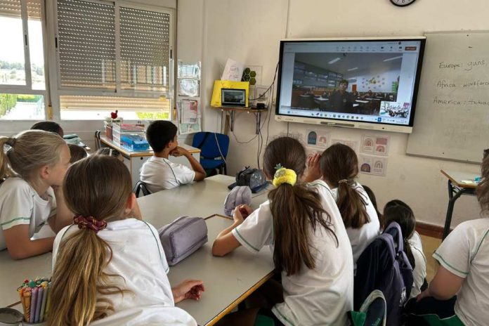 “Aprendizaje sin Fronteras” alumnos de Chile y España se conectan para vivir un aula global intercultural “Aprendizaje sin Fronteras”: alumnos de Chile y España se conectan para vivir un aula global intercultural
