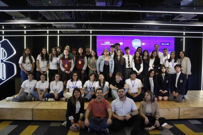Banco de Chile y Universidad del Desarrollo abren la convocatoria para la 4ª versión del Concurso Nacional de Emprendimiento Escolar Impacto Emprendedor Banco de Chile y Universidad del Desarrollo abren la convocatoria para la 4ª versión del Concurso Nacional de Emprendimiento Escolar Impacto Emprendedor