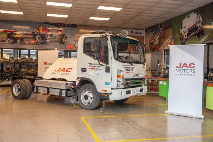 Dercomaq e INACAP se unen para fortalecer la formación técnica en electromovilidad Dercomaq e INACAP se unen para fortalecer la formación técnica en electromovilidad