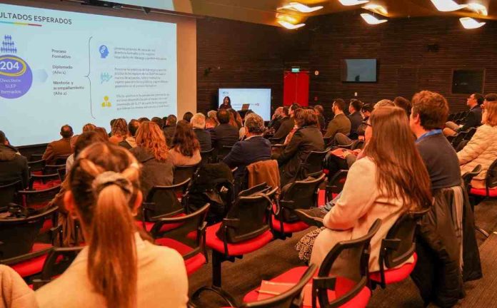 Directoras y directores de educación pública participan en Seminario Internacional “Liderar para mejorar los aprendizajes en los territorios” Directoras y directores de educación pública participan en Seminario Internacional “Liderar para mejorar los aprendizajes en los territorios”