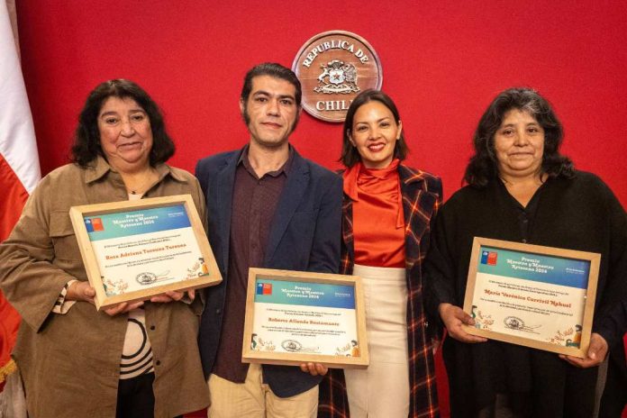 En La Moneda dos representantes de La Araucanía son reconocidos con el Premio Maestra y Maestro Artesano En La Moneda dos representantes de La Araucanía son reconocidos con el Premio Maestra y Maestro Artesano