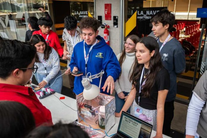 Escolares construyen biorreactores inteligentes en campamento tecnológico UDD Escolares construyen biorreactores inteligentes en campamento tecnológico UDD