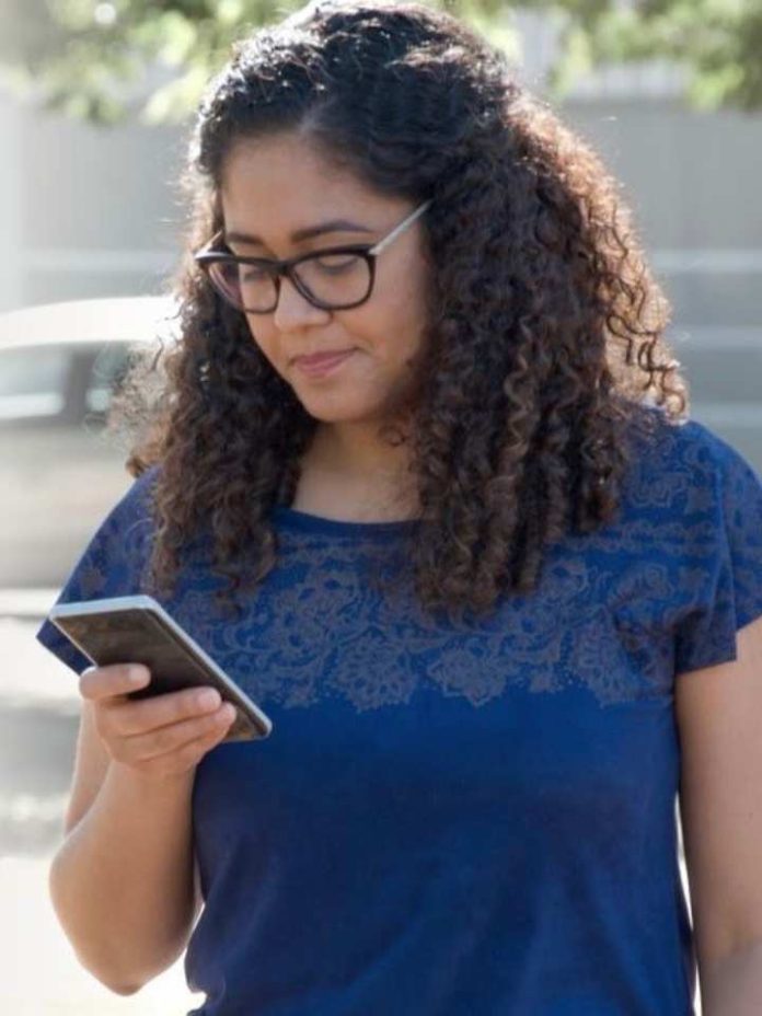 Infancia 2.0: Amigos de la IA y ciberacoso en el patio de recreo digital