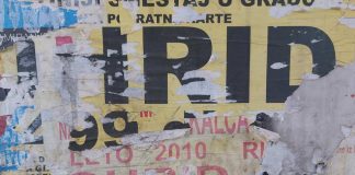 La ciudad empapelada: ¿quién se hace cargo de la publicidad que dejamos atrás?