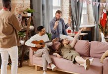 La mayoría de los chilenos priorizan actividades sociales en sus hogares: ¿están preparados para ser anfitriones?