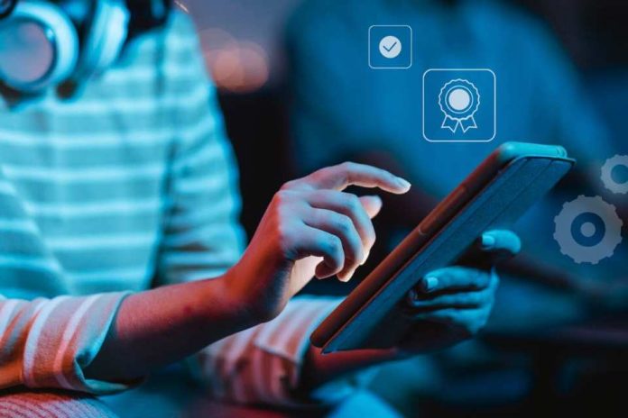 Lo básico es tecnológico La certificación en línea promueve el acceso justo y la democratización en la educación superior Lo básico es tecnológico: La certificación en línea promueve el acceso justo y la democratización en la educación superior