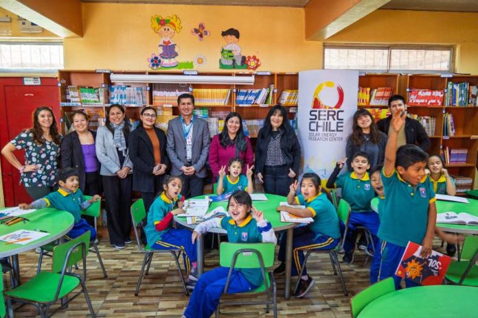 Niños y niñas de Arica y Parinacota reciben más de 250 libros sobre energía solar en actividad de divulgación científica Niños y niñas de Arica y Parinacota reciben más de 250 libros sobre energía solar en actividad de divulgación científica