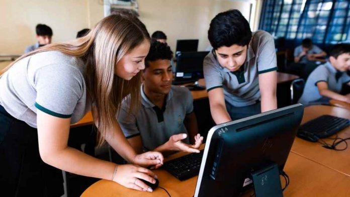 Más de 40 mil estudiantes y ocho comunas se unen a la Nueva Educación Pública con el traspaso de los establecimientos a dos Servicios Locales SLEP Costa Central. Más de 40 mil estudiantes y ocho comunas se unen a la Nueva Educación Pública con el traspaso de los establecimientos a dos Servicios Locales
