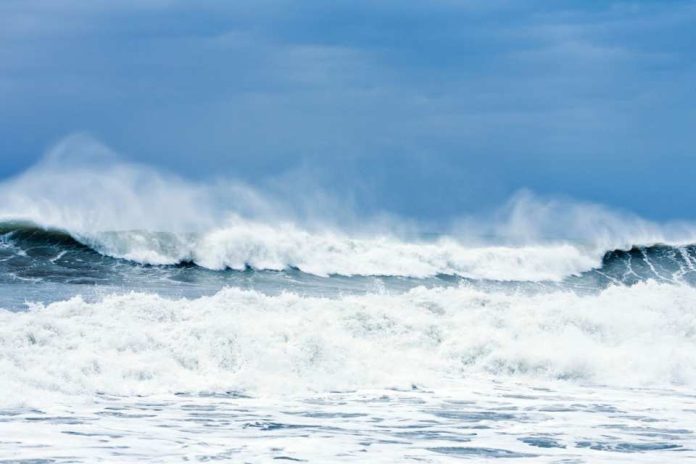 Segunda o tercera ola del tsunami podría ser la más peligrosa, advierte académico UCSC Segunda o tercera ola del tsunami podría ser la más peligrosa, advierte académico UCSC