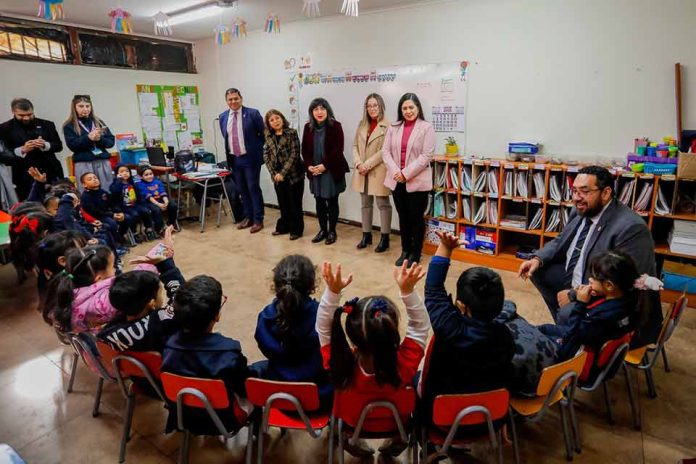 Segundo semestre 3,2 millones de estudiantes vuelven a clases y Mineduc lanza campaña para incentivar la asistencia Segundo semestre 3,2 millones de estudiantes vuelven a clases y Mineduc lanza campaña para incentivar la asistencia