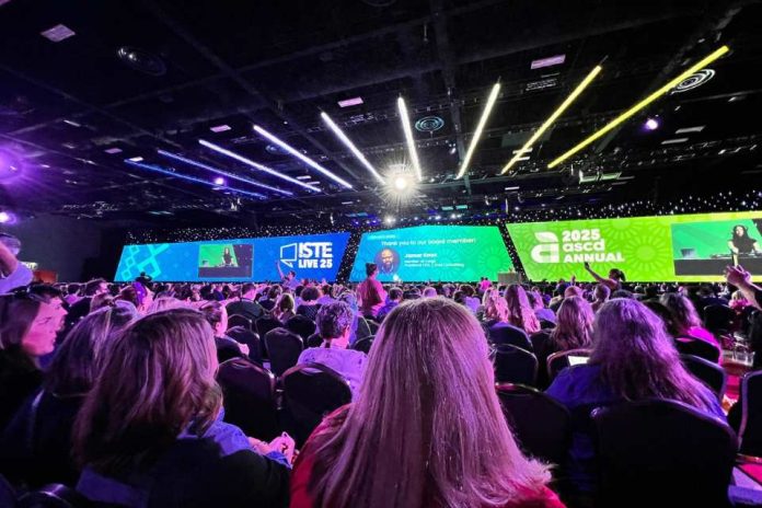 Tecnología con propósito Educación chilena avanza hacia estándares globales en tecnología pedagógica Tecnología con propósito: Educación chilena avanza hacia estándares globales en tecnología pedagógica