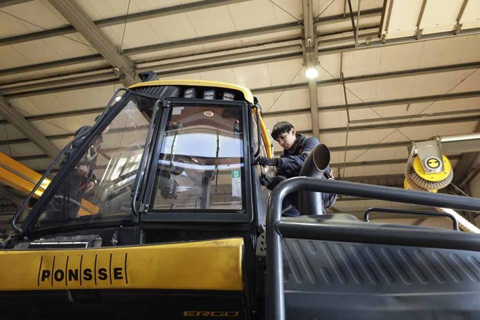 45 estudiantes de distintos liceos técnicos forestales fortalecerán su formación académica y profesional en Ponsse