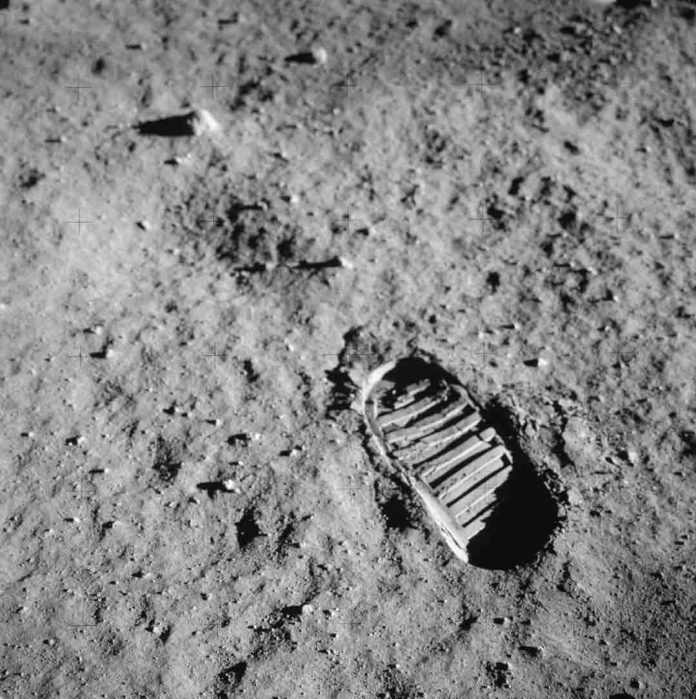 La Luna y el potencial del suelo lunar La Luna y el potencial del suelo lunar