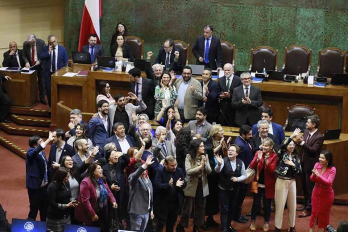Cámara de Diputados aprueba proyecto de ley que pone fin al CAE y crea un nuevo instrumento de financiamiento para la educación superior (FES) Cámara de Diputados aprueba proyecto de ley que pone fin al CAE y crea un nuevo instrumento de financiamiento para la educación superior (FES)