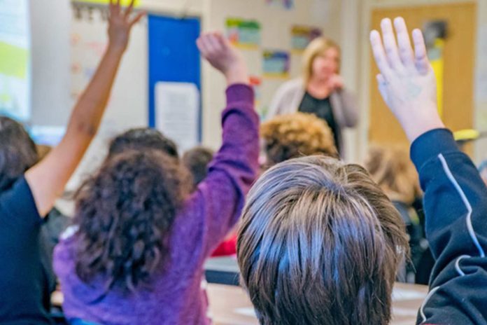 Con sueldos desde los 3 millones abren convocatoria para que profesores trabajen en Estados Unidos Con sueldos desde los 3 millones abren convocatoria para que profesores trabajen en Estados Unidos