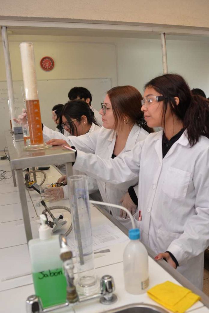 Del laboratorio a la industria cómo la química abre camino a los jóvenes técnicos profesionales Del laboratorio a la industria cómo la química abre camino a los jóvenes técnicos profesionales