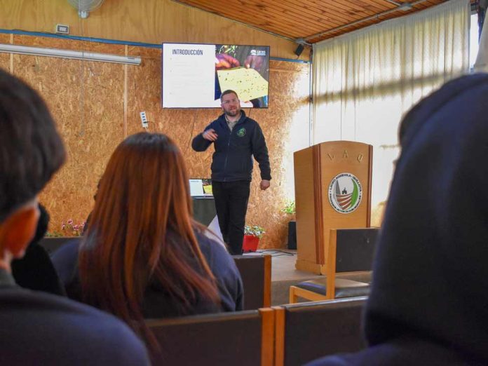 Estudiantes del Liceo Agrícola de Quillota se capacitan en Monitoreo de Insectos Estudiantes del Liceo Agrícola de Quillota se capacitan en Monitoreo de Insectos