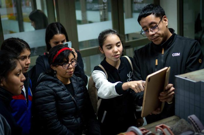 Estudiantes del programa Ingeniosas conocen el CEIM Estudiantes del programa Ingeniosas conocen el CEIM