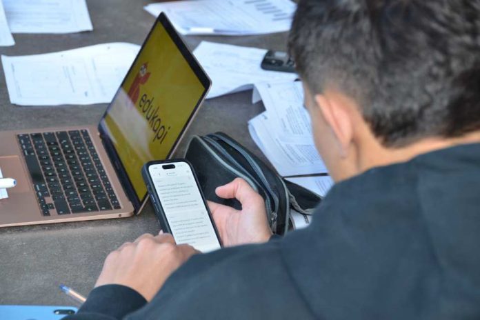 La app chilena que transforma tu celular en un profesor con IA ya acompaña a más de 200.000 estudiantes en todo el mundo La app chilena que transforma tu celular en un profesor con IA ya acompaña a más de 200.000 estudiantes en todo el mundo