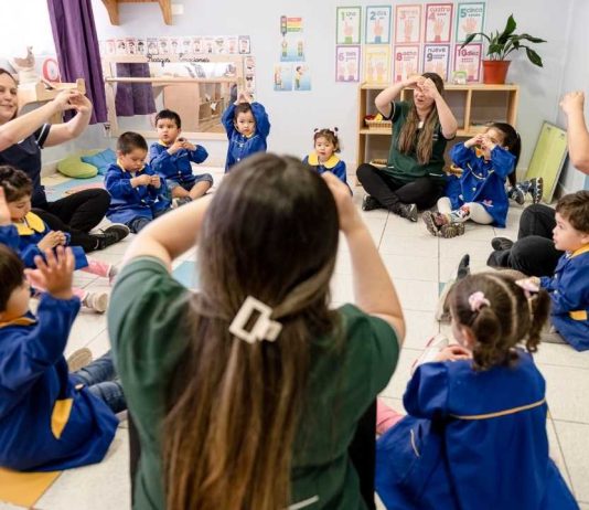 Madres experimentan presiones y juicios sociales ante la decisión de llevar o no a sus hijos al jardín Madres experimentan presiones y juicios sociales ante la decisión de llevar o no a sus hijos al jardín