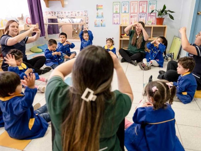Madres experimentan presiones y juicios sociales ante la decisión de llevar o no a sus hijos al jardín Madres experimentan presiones y juicios sociales ante la decisión de llevar o no a sus hijos al jardín